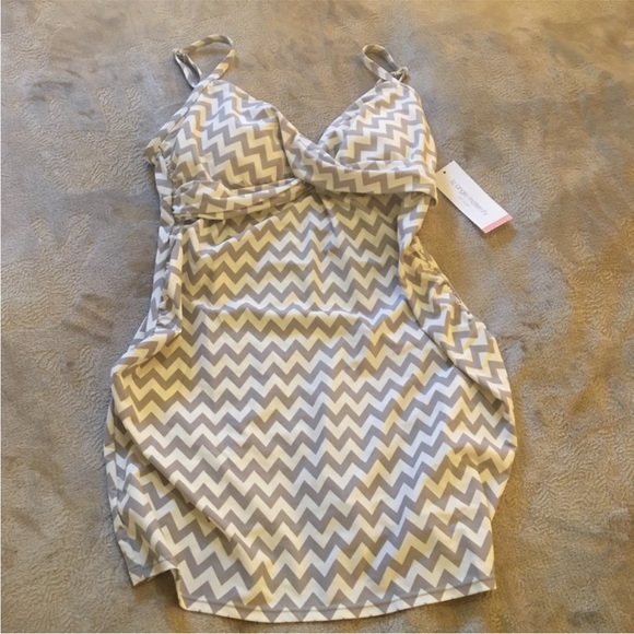 NWT Liz Lange Maternity gray and white chevron printed swim tankini Size M - Picture 2 of 9